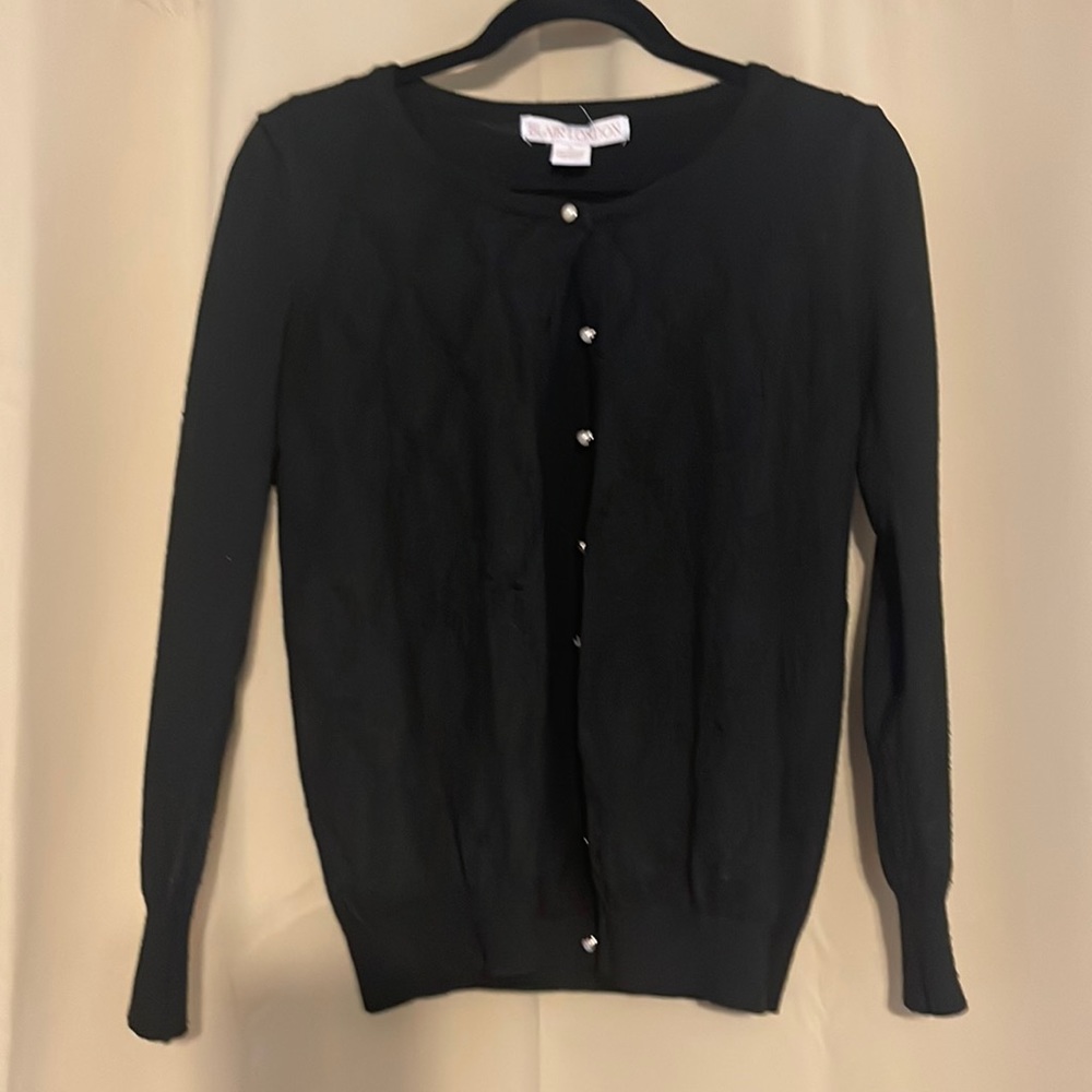 Cute sweater with pearl like buttons